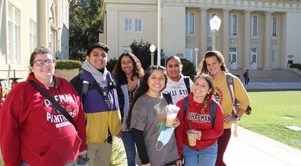 Angalina Mald​​onado (phía sau ngoài cùng bên phải) cùng với sáu trong số 13 sinh viên Đại học Chapman trong nhóm các Nhà Giáo d