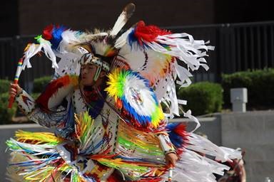 Một nghệ s​ĩ trình diễn vũ điệu và trang phục của người Mỹ bản xứ trong sự kiện kỷ niệm trong khuôn viên trường.