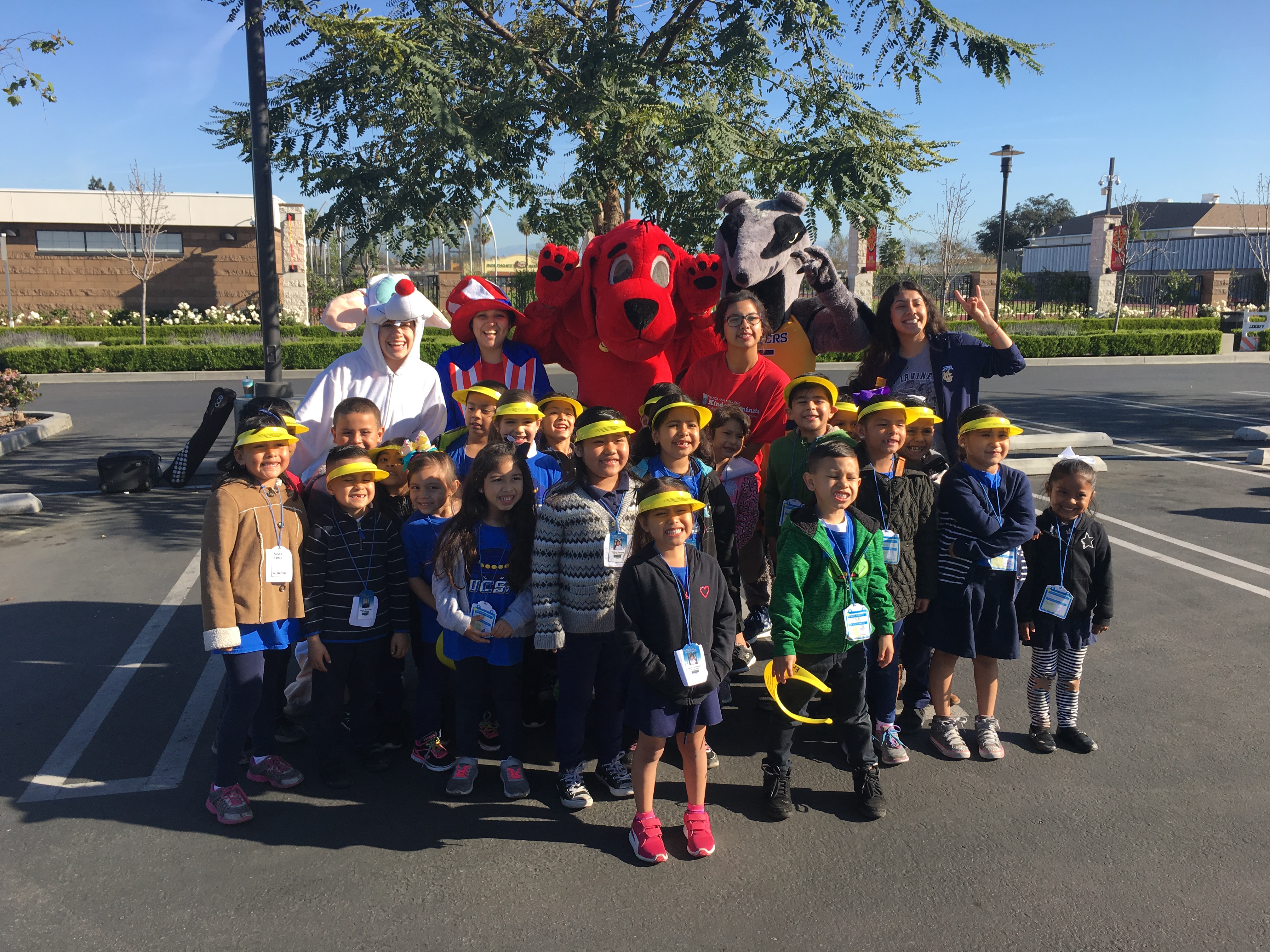 Kindergarteners in a group picture with Clifford the Big Red Dog