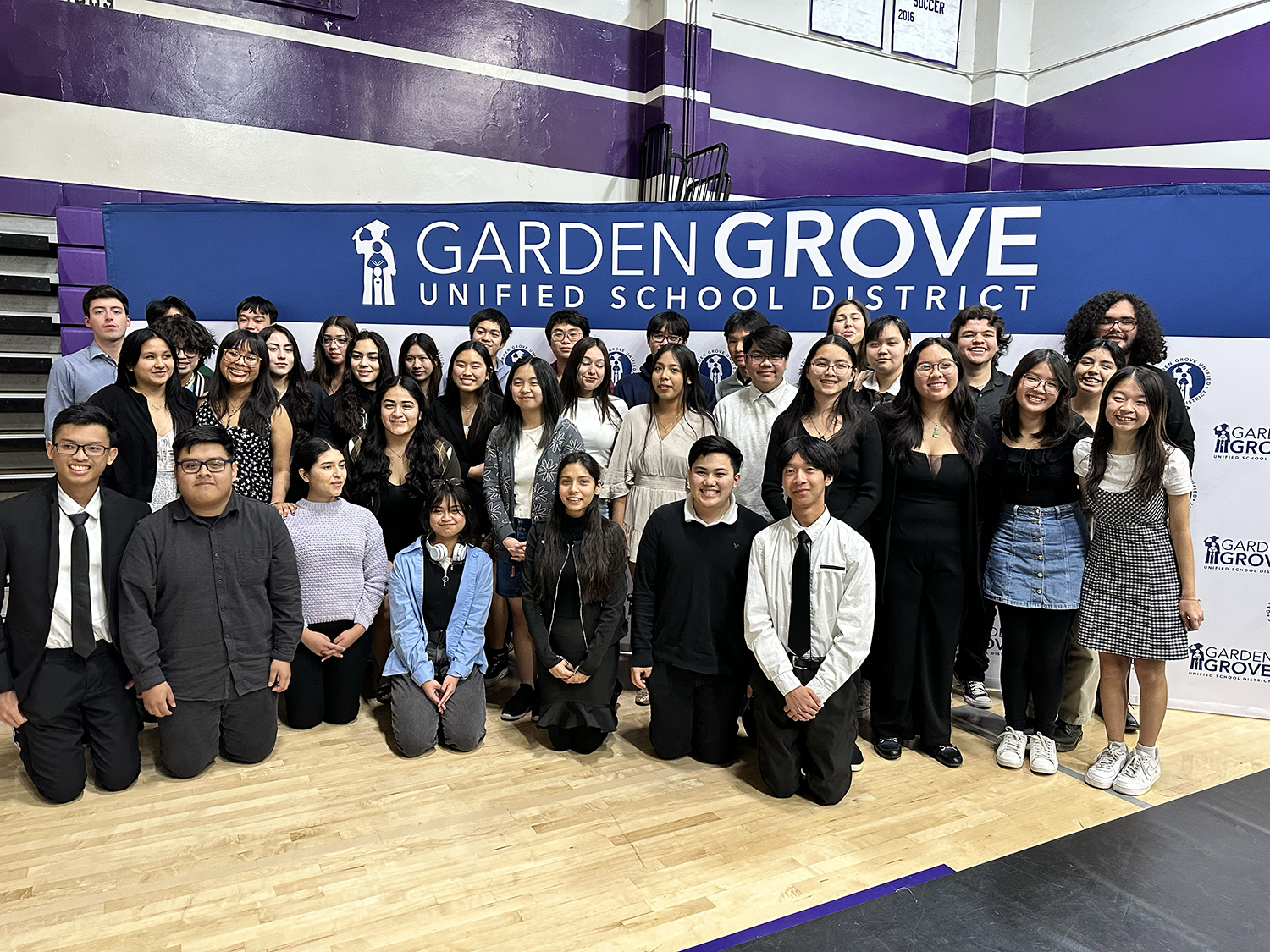 Primer grupo de graduados del Distrito Escolar Unificado de Garden Grove de la Early College Academy de la Escuela Preparatoria Santiago